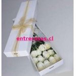CAJA CON 12 ROSAS BLANCAS DELUXE ARC912