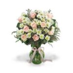 Arreglo de 9 Rosas versilias con Margaritas