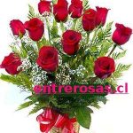 ARREGLO DE 12 ROSAS ROJAS EN CANASTO DE MIMBRE: RA0012