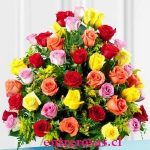 CANASTO DE MIMBRE CON 40 ROSAS DE COLORES SURTIDOS