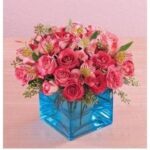 Rosas intenso en un hermoso arreglo dentro de una Base Cúbica