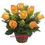 Canasto de mimbre con 9 bellas rosas versilias