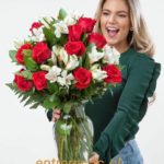 DOCENA DE ROSAS ROJAS EN FLORERO  FRR612